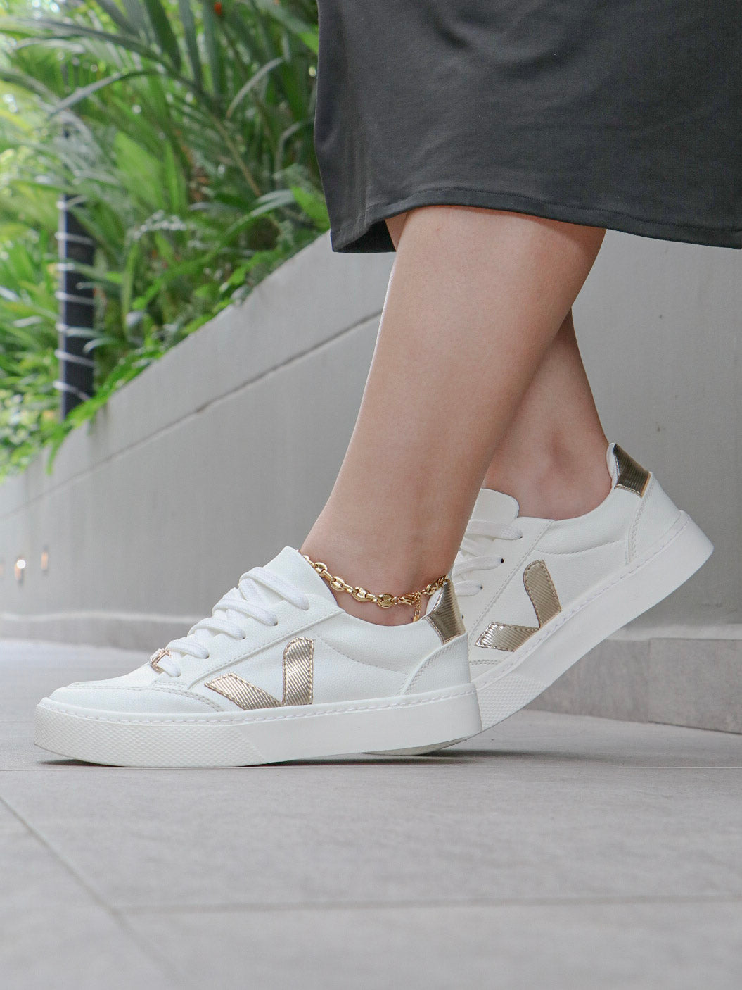 Tenis Casual Veja Mujer - Diseño Elegante con Detalles Metálicos